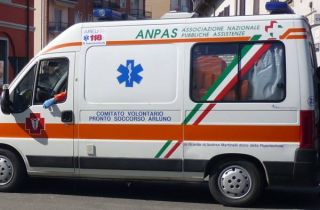Sedriano, Scontro in via Colombo: diversi feriti, tre ambulanze e automedica sul posto Sedriano, Scontro in via Colombo: diversi feriti, tre ambulanze e automedica sul posto