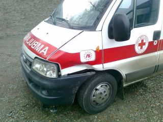 Legnano, Scontro tra ambulanza in sirena e un'auto: solo danni ai veicoli Legnano, Scontro tra ambulanza in sirena e un'auto: solo danni ai veicoli